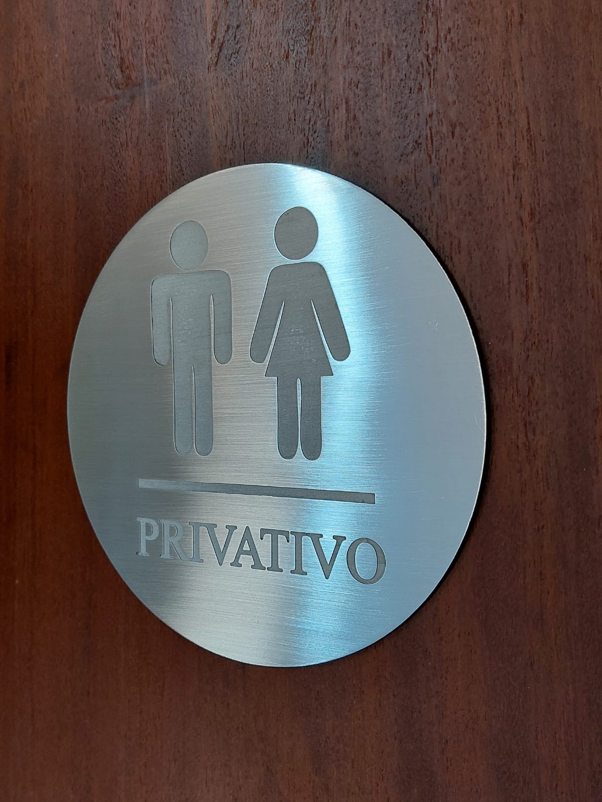 Placa de porta formato circular Gravada em Baixo Relevo